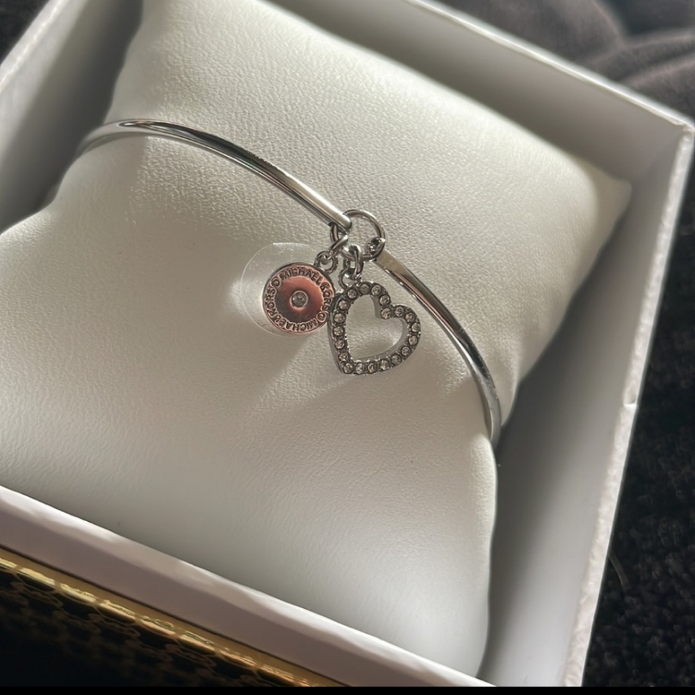 BRAND NEW MICHAEL KORS Heart Charm Bracelet